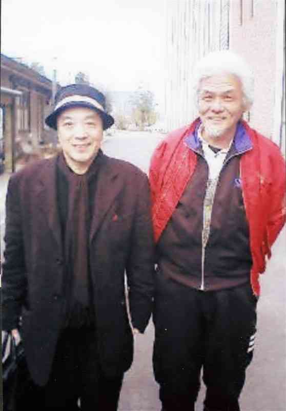 「唐十郎フェスティバル」で交流した唐さん（左）と山南純平さん＝2005年、大阪府（山南さん提供）