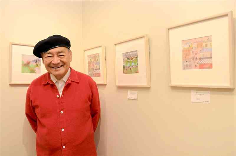 昨年11月、熊本市で開いた絵画個展の会場で笑顔を見せる故サン村田さん