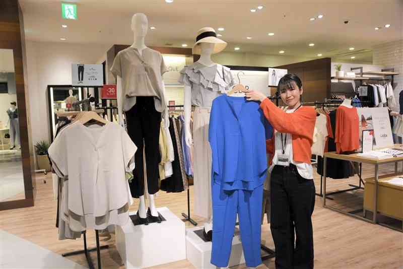 アミュプラザくまもとの「オペークドットクリップ」では、上下セットアップの洋服が人気だ＝7日、熊本市西区