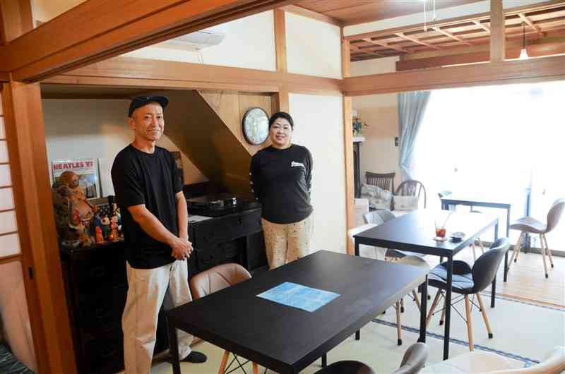 古民家カフェ「アイサンゴ」を開いた風本智康さん（左）、綾子さん夫妻＝天草市