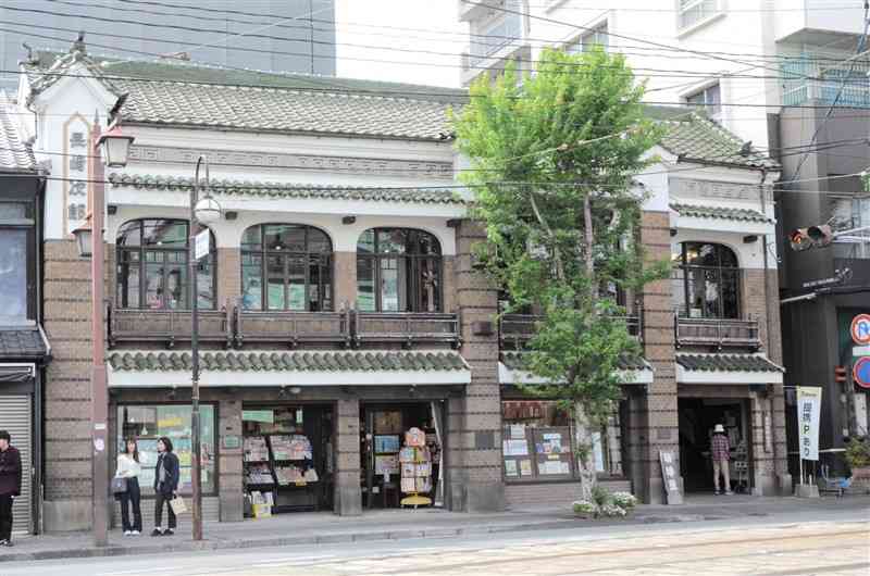 6月30日で休業することを発表した長崎次郎書店＝14日、熊本市中央区