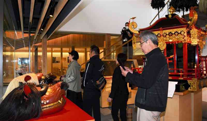常設展が始まった「青井の杜国宝記念館」を訪れた観光客たち＝27日、人吉市