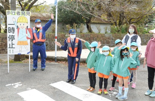 看板見てね 交通安全 上天草署の巡査長手作り 啓発運動で活躍 熊本日日新聞社