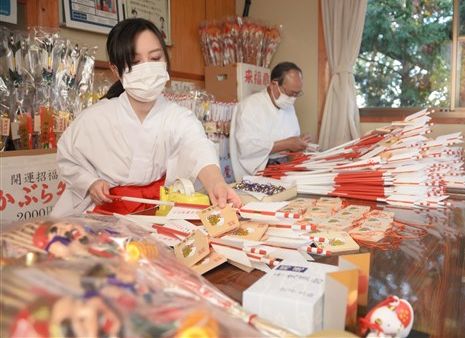 正月縁起物 年内からどうぞ 荒尾市の四山神社 熊本日日新聞社