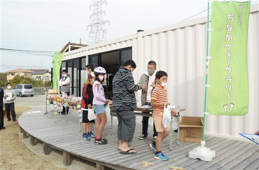 外観ユニーク コンテナハウス 地域づくり拠点に 荒尾市の小学校跡 熊本日日新聞社