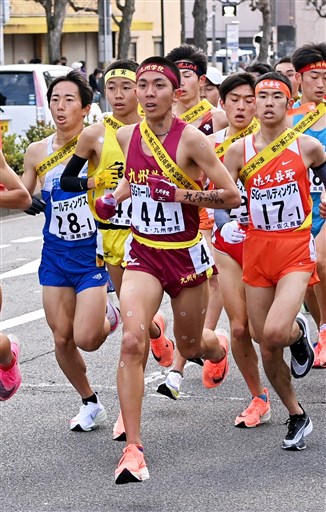 経験生かし好機逃さず １区首位の九学 鶴川 全国高校駅伝 熊本日日新聞社