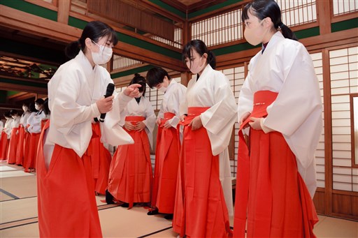 阿蘇神社で巫女研修会 初詣客迎える心構え学ぶ 熊本日日新聞社