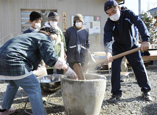 仮設で餅つき 復興願う 入居者ら迎春準備 熊本県八代市 熊本日日新聞社