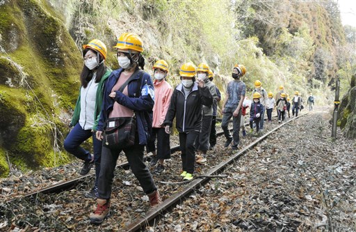 地元の線路 歩いて知る 親子ら 枕木など感触体感 熊本豪雨被災のくま川鉄道 熊本日日新聞社