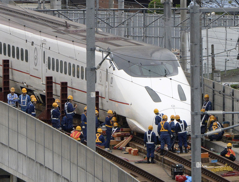 2016年４月18日午後、熊本市西区の九州新幹線
