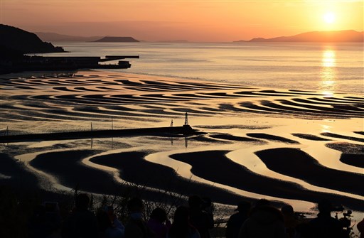 夕日に浮かぶ幻想的な砂紋 宇土市 御輿来海岸で 絶景日 熊本日日新聞社