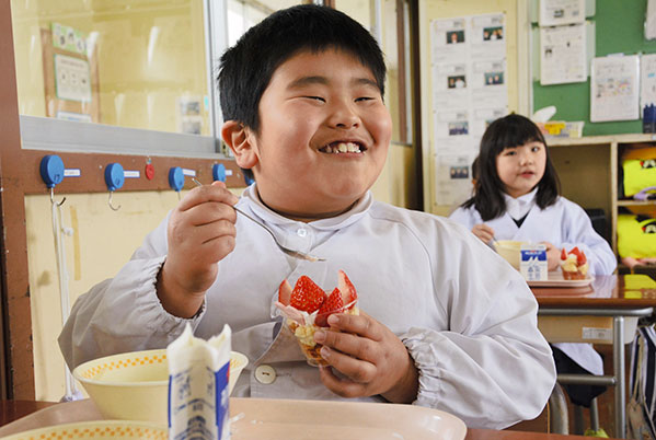 給食に華やかパフェ うまい 美里町の小中学生ら味わう 地元産のイチゴ カステラ 熊本日日新聞社