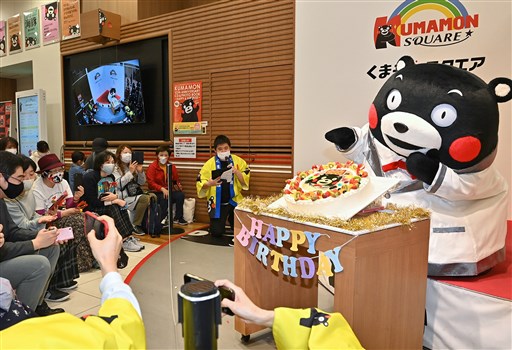 ハピバ くまモン 熊本市内でファンら誕生日祝う 熊本日日新聞社