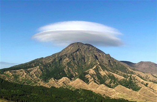 阿蘇高岳に「笠雲」くっきり 熊本市の写真愛好家が撮影｜熊本日日新聞社