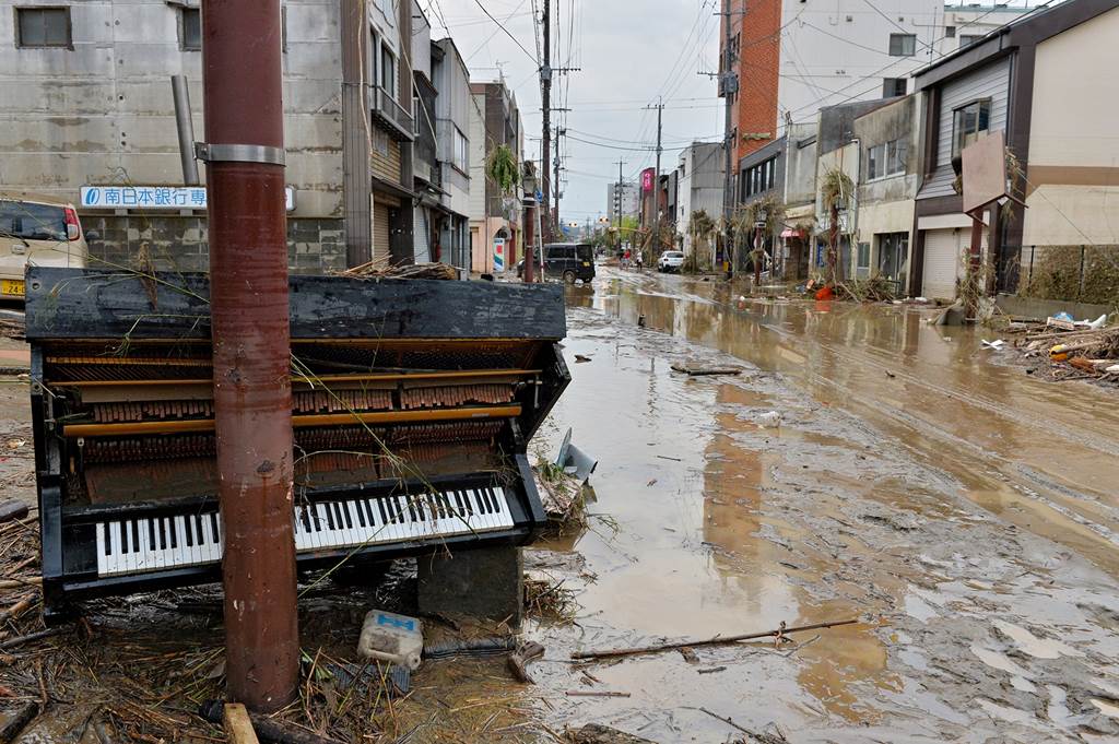 球磨川が氾濫し、大量の土砂が流れ込んだ通り。泥にまみれたピアノもあった＝４日午後７時１０分すぎ、人吉市九日町（高見伸）