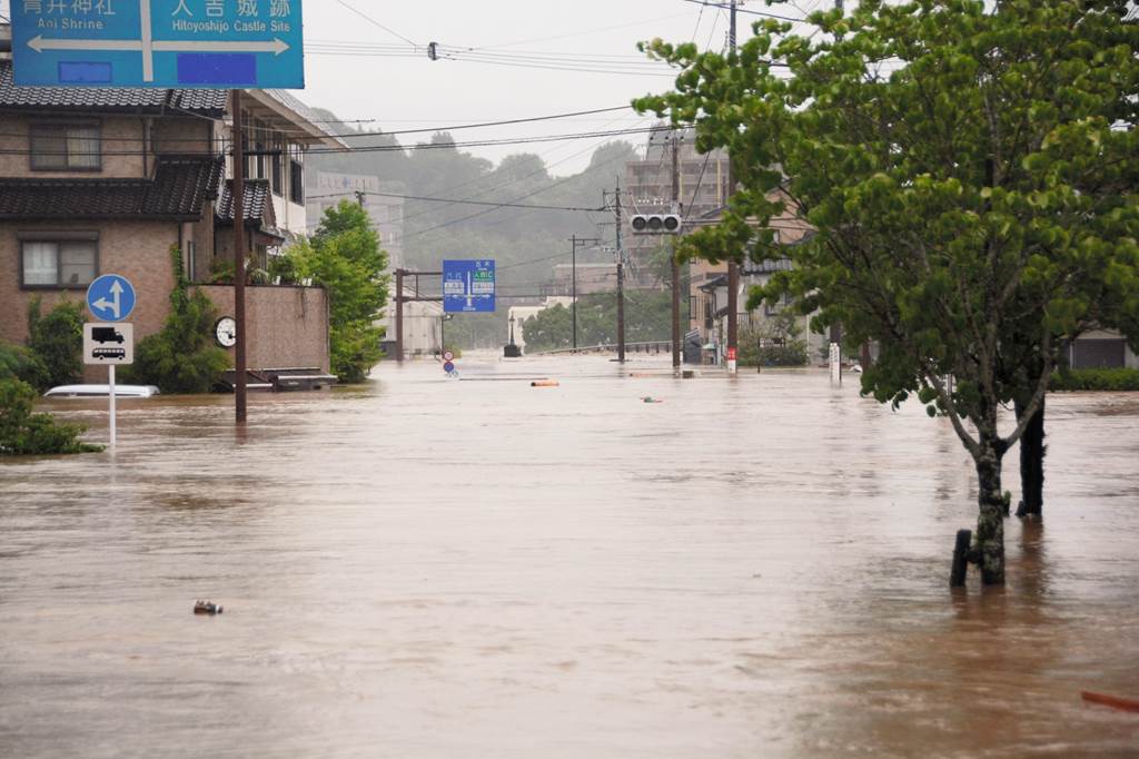 河川のはん濫で通行不可能となった人吉市街地。奥が球磨川にかかる大橋＝午前９時２０分ごろ、人吉市寺町