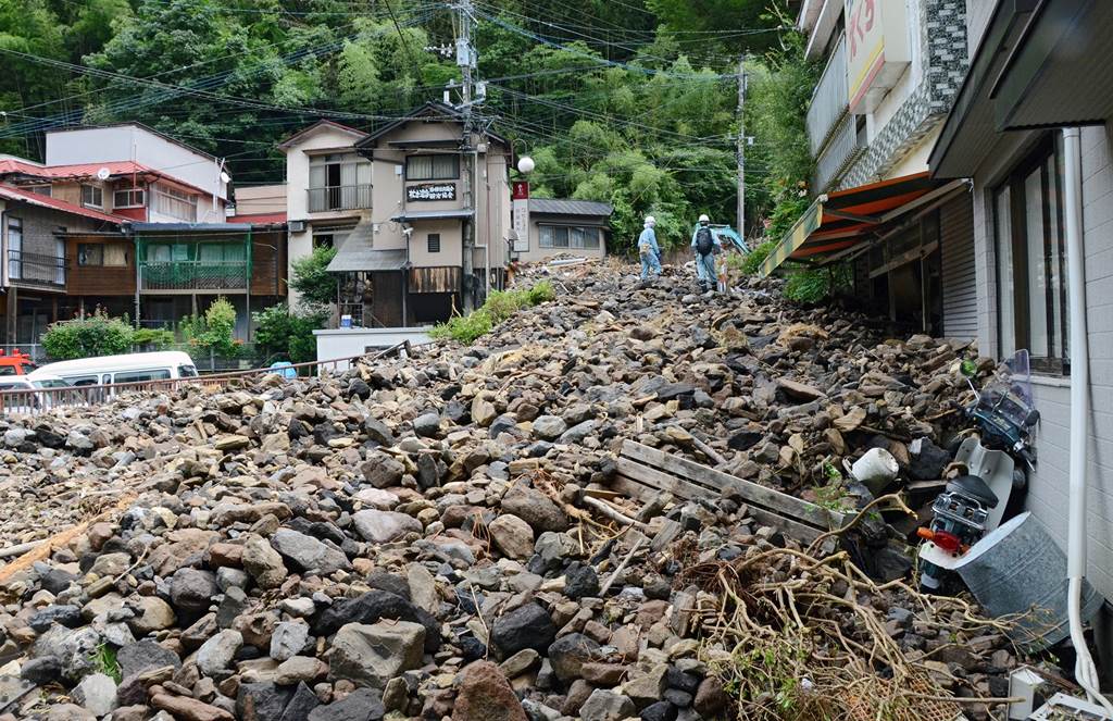 大雨で土石が押し寄せた杖立温泉の多目的駐車場付近＝９日、小国町