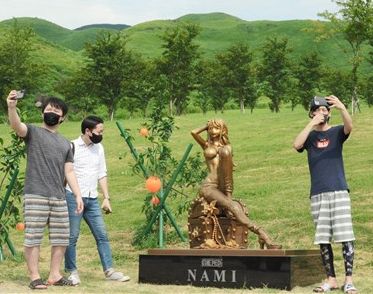 ジンベエ像の追加設置を発表 ワンピース ナミ 像 熊本地震被災の西原村で除幕式 熊本日日新聞社