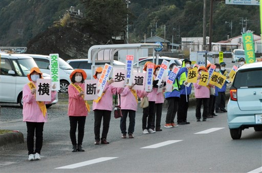 交通安全 ドライバーに訴え 上天草市の小学生死亡事故から１カ月 熊本日日新聞社