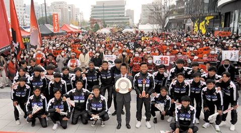 サポーター歓喜 ｊ２も一緒に戦うぞ ロアッソ熊本が優勝報告会 熊本日日新聞社