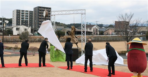 戦闘員 ゾロ の銅像 お目見え ｏｎｅ ｐｉｅｃｅ のキャラ 大津町で除幕式 熊本日日新聞社