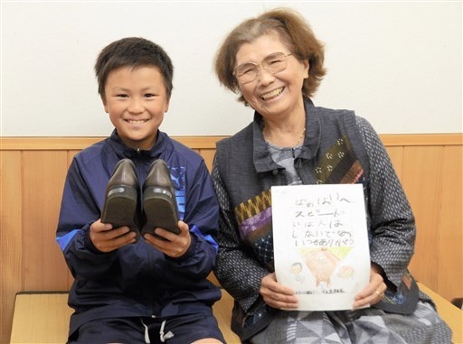 孫のプレゼント 祖父母の靴に反射材 夜間の事故防止に 熊本日日新聞社