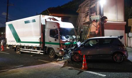 車とトラック衝突 １人死亡 熊本日日新聞社