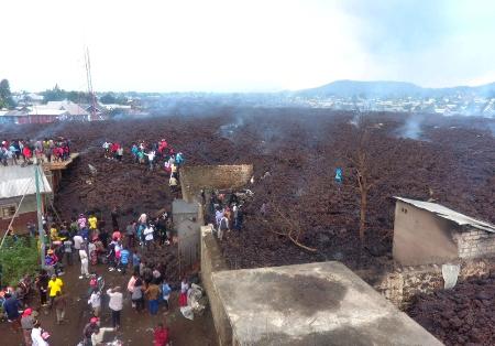 　２３日、コンゴ東部の噴火で壊れた家屋（ロイター＝共同）