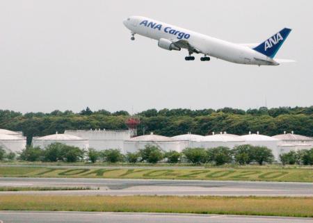 成田空港滑走路に五輪文字 熊本日日新聞社