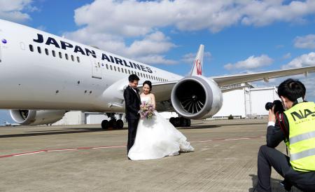 成田空港で飛行機と結婚写真 熊本日日新聞社