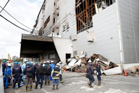 æ—¥ç«‹ç‰©æµã®å€‰åº«ç«ç½ã§ç¾å ´æ¤œè¨¼ å¤§é˜ª èˆžæ´² åºœè­¦ã¨æ¶ˆé˜² å…±åŒé€šä¿¡ ç†Šæœ¬æ—¥æ—¥æ–°èžç¤¾