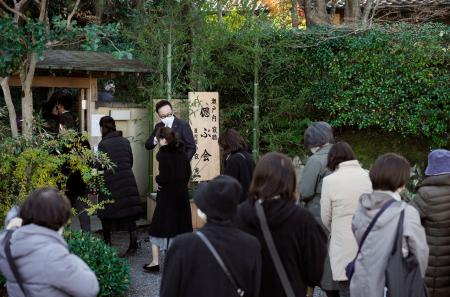 　瀬戸内寂聴さんをしのぶ会が開かれた「寂庵」に向かう人たち＝９日午後、京都市