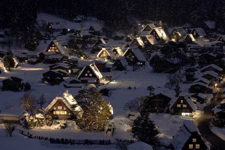 闇夜に浮かぶ雪の合掌造り 岐阜 白川郷ライトアップ 共同通信 熊本日日新聞社