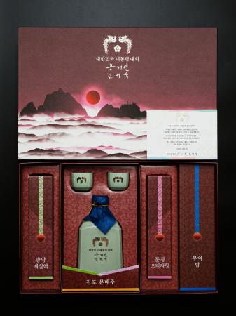 　韓国の文在寅大統領夫妻が贈った旧正月のギフトセット。島根県の竹島とみられる絵が描かれている（聯合＝共同）