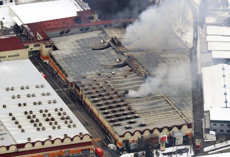 新潟工場火災 死者６人に １人の遺体発見 中央から延焼か 共同通信 熊本日日新聞社