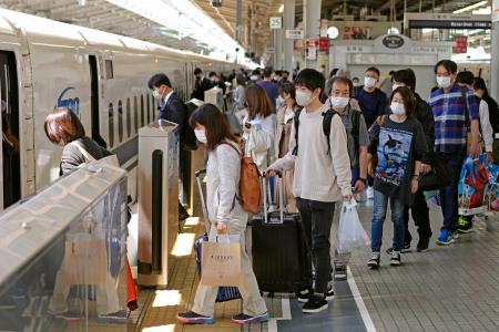 ｇｗ 交通機関上りピーク 宣言なし 一部列車で混雑も 共同通信 熊本日日新聞社