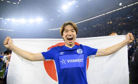 板倉のシャルケ １部復帰 サッカーのドイツ２部 共同通信 熊本日日新聞社