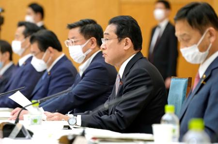 　教育未来創造会議の会合であいさつする岸田首相（右から２人目）＝１０日午後、首相官邸