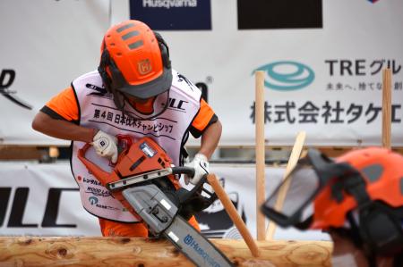 　「日本伐木チャンピオンシップ」の決勝戦で、「枝払い」に挑む「レディースクラス」で優勝した岡田望さん＝２２日午後、青森市