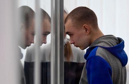 　ウクライナの首都キーウの裁判所に出廷したロシア軍兵士ワディム・シシマリン被告。最高刑となる終身刑の判決を言い渡された＝２３日（共同）