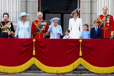 エリザベス女王在位７０年を祝賀 パレードで華やかに開幕 英国 共同通信 熊本日日新聞社