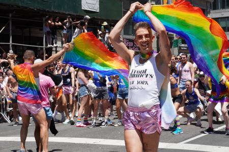 　２６日、米ニューヨークの性的少数者のパレードで踊る参加者（共同）