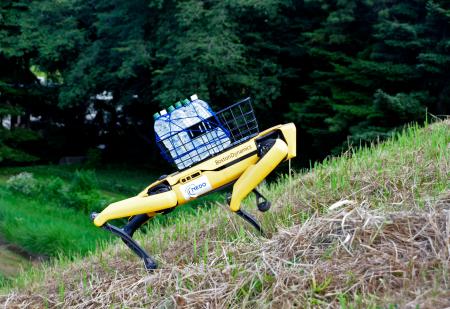 　報道陣に公開された、斜面を登る四足歩行ロボット＝２８日午後、茨城県つくば市