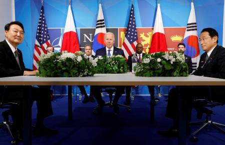 　日米韓首脳会談に臨む（右から）岸田首相、バイデン米大統領、尹錫悦韓国大統領＝２９日、スペイン・マドリード（ロイター＝共同）