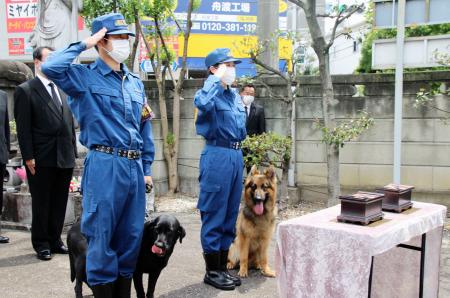 警視庁が警察犬慰霊祭 追跡や捜索に貢献 共同通信 熊本日日新聞社