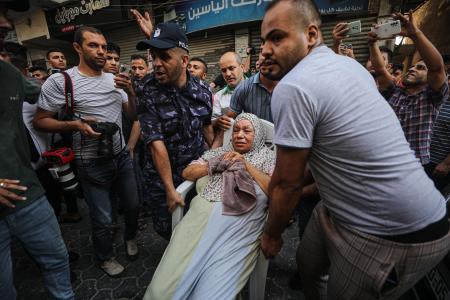 　イスラエルの空爆から避難する人たち＝５日、パレスチナ自治区ガザ（ゲッティ＝共同）