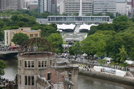 　被爆から７７年の「原爆の日」を迎え、行われた平和記念式典。手前は原爆ドーム＝６日午前８時５分、広島市の平和記念公園