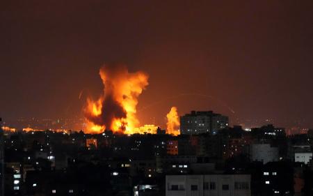 　５日、パレスチナ自治区ガザで、イスラエル軍の空爆後に立ち上がる煙（ＡＰ＝共同）