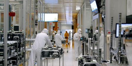　半導体を製造するクリーンルームで働く従業員ら＝４月、米ミネソタ州（ロイター＝共同）