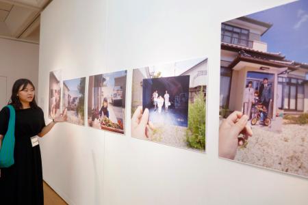 　グループ展「もやい．ｎｅｘｔ」で作品を紹介する川田なつみさん＝１０日午前、横浜市